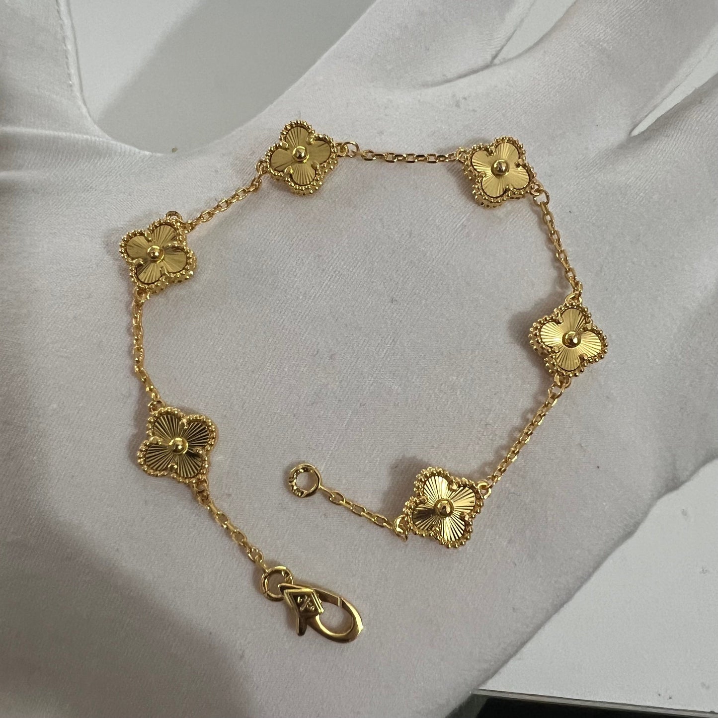 Mini Cleef Charm Bracelet | Gold